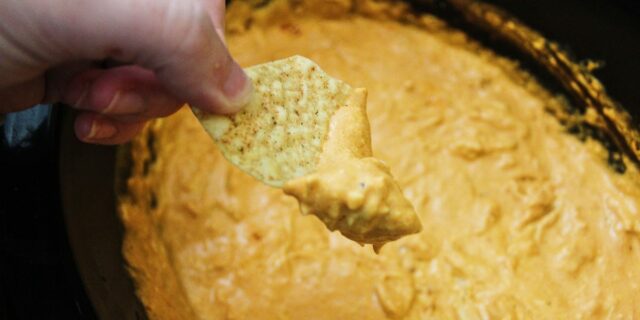 Receta: Dip fácil de pollo Buffalo en olla de cocción lenta de 6 ingredientes

 | Food,super-bowl,recipe,recipes,buffalo-chicken,dip,game-day,easy-recipes