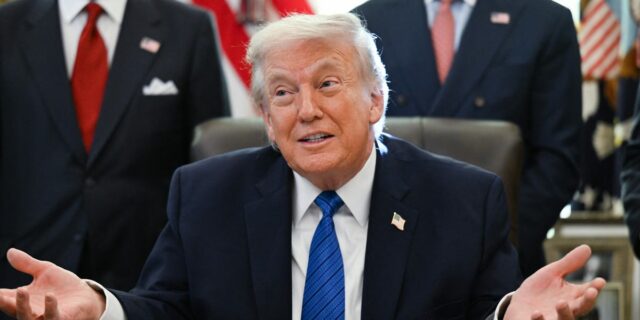 Trump dice que se mantendrá al margen de Netflix y de la importante lucha por WBD

 | Media,donald-trump,netflix,paramount-skydance,warner-bros-discovery