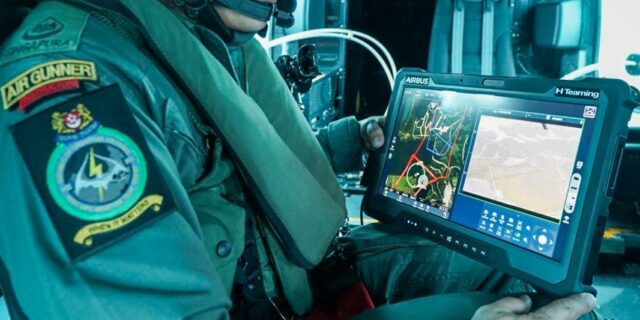 Airbus fabrica tabletas que permiten a las tripulaciones de helicópteros controlar drones en el cielo

 | Military & Defense,airbus,helicopter,drone-warfare