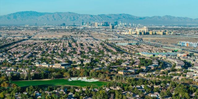 Multimillonarios se van de California a Nevada por temor a impuestos

 | Real Estate,moving,relocation,nevada,las-vegas,ultrawealthy,billionaires,california,silicon-valley,luxury