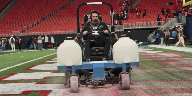 En la prisa nocturna por preparar un estadio de la NFL

 | Sports,Culture,video,football,nfl,stadiums,video-format-big-business,big-business,super-bowl,sports