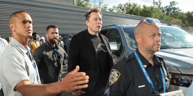 Las amenazas a la seguridad están llevando a algunas juntas directivas a repensar la seguridad de los altos ejecutivos

 | Careers,business,security,ceos,starbucks,disney