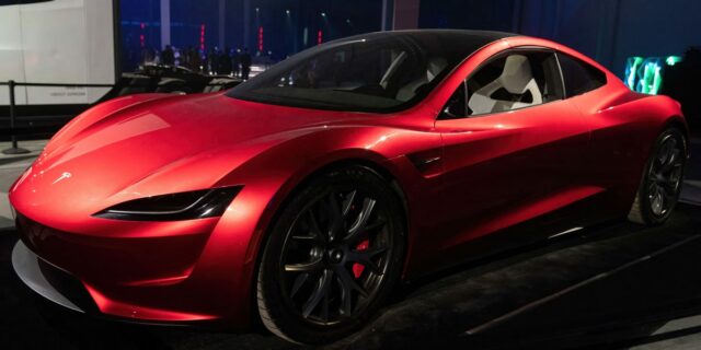 Las presentaciones de Tesla revelan posibles nuevos logotipos de roadster

 | Transportation,Tech,tesla,elon-musk,roadster