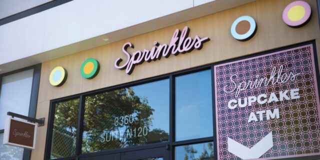 Los amantes de la gastronomía de Estados Unidos buscan una nueva obsesión por las cadenas

 | Retail,Food,sprinkles-cupcakes,cupcakes,desserts,frozen-yogurt,crumbl,insomnia-cookies,trends,business-trends