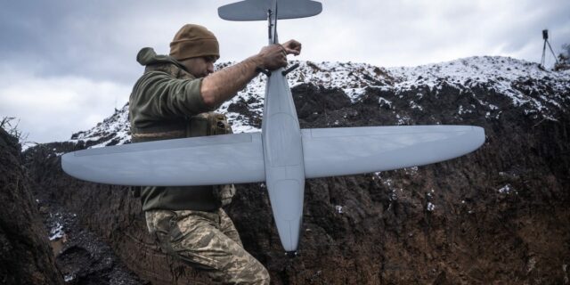 Entrenamiento con drones: Ucrania enseñó a militares británicos las 60 horas necesarias para adquirir habilidades

 | Military & Defense,drones,drone-warfare,british-army,ukraine,uk-mod,boot-camp,warfare-big-bet