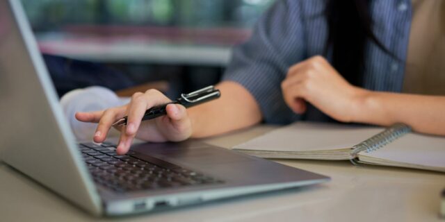 Estudiante de Stanford: Mis compañeros siempre usaban ChatGPT, pero yo me negué

 | Education,essay,college-freelancer,college,chat-gpt,stanford,stanford-university,college-students,ivy-league