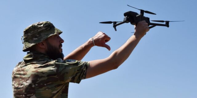 Tropas rusas instalan cables de acero en vehículos para repeler drones

 | Military & Defense,ukraine-war,drone-warfare,uncrewed-ground-vehicles