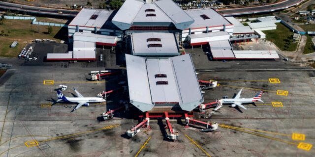 Pruebe la escasez de combustible: las aerolíneas cancelan vuelos y hacen escalas para repostar

 | Transportation,cuba,airlines,air-canada,oil,donald-trump,tariffs,westjet,air-transat,air-europa,trending-uk