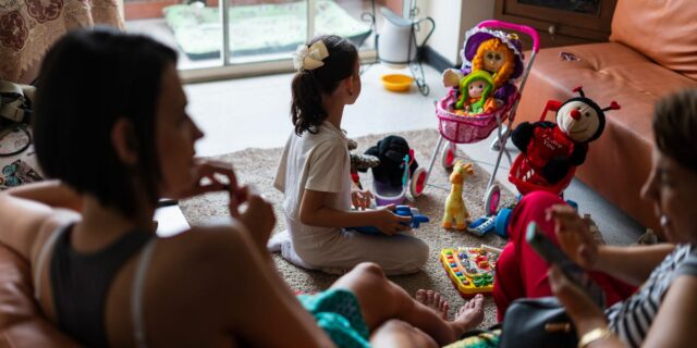 Tengo 57 años y ayudo a criar a mis nietos en un hogar multigeneracional.

 | Parenting,essay,parenting-freelancer,parenting,grandparents,grandma,multigenerational-homes,multigenerational-households,generations,caregiving