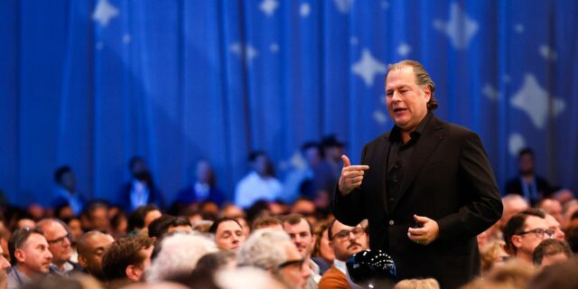 Salesforce ha publicado el discurso de apertura de Marc Benioff. Sus chistes de ICE no aparecen.

 | Tech,Enterprise,salesforce,marc-benioff,immigration-and-customs-enforcement,exclusive,limited-synd,beacon-industries-big-bet,scoop,technology,business,ceos