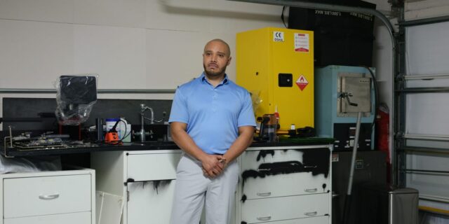 El fundador de Solo dirige una empresa con 15 agentes de IA: así es como se hace

 | AI,as-told-to,agnes-burgess-applegate,contributor-2026,ai,the-ai-powered-solopreneur,custom-gpt,nvidia,manseen-logan,special-projects,adobe2026,edit-series,editorial-sponsorship,es-adobe-taips,tiny-teams