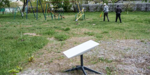 Ucrania afirma que las tropas rusas pagaron por un Starlink Ucrania afirma que las tropas rusas pagaron por un Starlink falso y se engañaron a sí mismas
| Military & Defense,ukraine-war,starlink