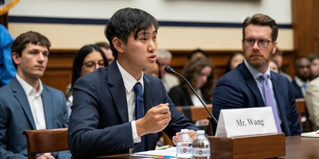 La IA a gran escala respaldada por meta demanda al La IA a gran escala respaldada por meta demanda al Departamento de Defensa
| Tech,AI,scale-ai,ai-training,dod,lawsuit,limited-synd