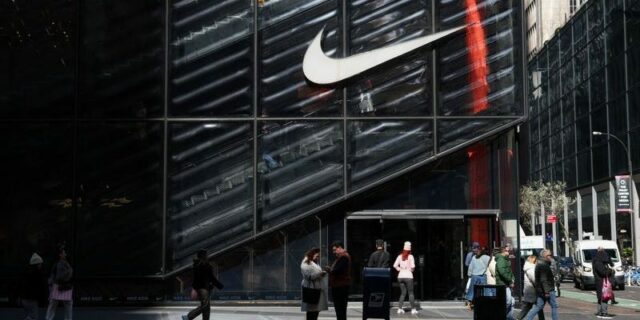 Salarios de Nike: cuánto se les paga a los ingenieros de software, diseñadores y otros

 | Retail,nike,salaries,careers,software-engineers,marketing,management,retail-salaries-2025