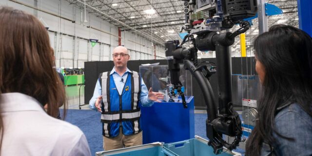 Amazon descontinua el robot de almacén Blue Jay

 | Tech,AI,amazon-company,robots,technology,retail,artificial-intelligence,limited-synd,exclusive,warehouses,ecommerce,automation