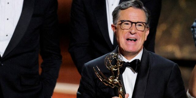 Stephen Colbert dice que CBS eliminó una entrevista sobre preocupaciones de la FCC

 | Media,cbs,stephen-colbert,television,media