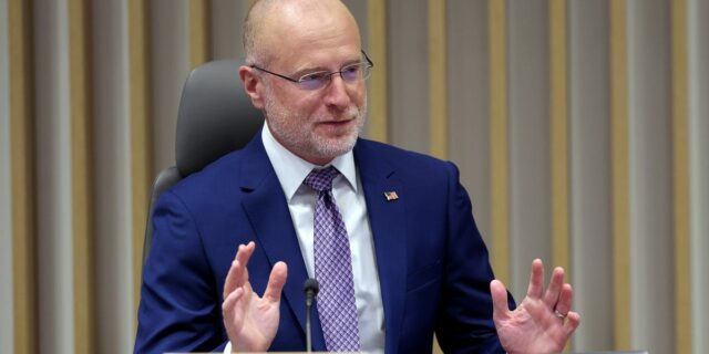 El presidente de la FCC, Brendan Carr, califica las acusaciones de censura de Colbert como "noticias falsas"

 | Media,stephen-colbert,late-show-with-stephen-colbert,fcc,brendan-carr,laura-ingraham