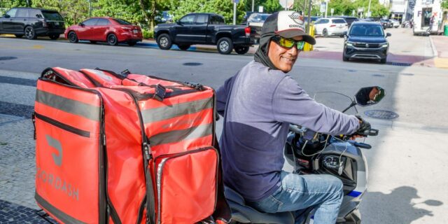 El director ejecutivo de DoorDash, Tony Xu, dice que tiene ventaja sobre Amazon en lo que respecta a la entrega de comestibles

 | Tech,Retail,doordash,gig-economy,delivery,grocery-delivery,business,retail,amazon-company,stock