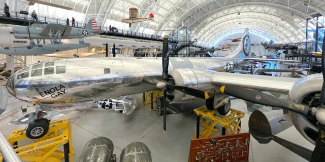 Dónde ver el avión B-29 Enola Gay que lanzó una bomba atómica durante la Segunda Guerra Mundial

 | Military & Defense,world-war-ii,atomic-bomb,planes