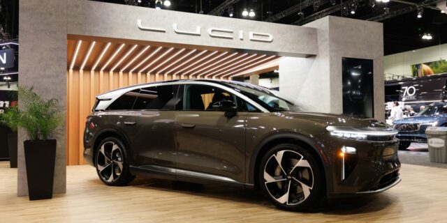 Lea la nota: Tesla Rival Lucid recorta el 12% de su fuerza laboral en EE. UU.

 | Transportation,lucid,evs