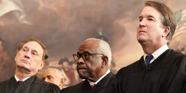 Tres jueces de la Corte Suprema dicen que los aranceles de Trump son legales

 | Economy,Law,Politics,tariffs,donald-trump,brett-kavanaugh,clarence-thomas,samuel-alito,scotus,law,legal-issues,government