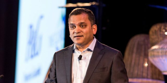 El director ejecutivo de ELF Beauty dijo que TikTok Live le ayuda a decidir sobre el lanzamiento de productos

 | Retail,elf-cosmetics,tiktok,livestream