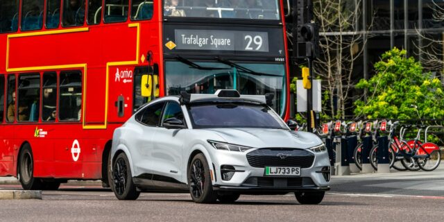 Wayve, respaldada por Microsoft, recauda 1.500 millones de dólares para llevar Robotaxis Global

 | Tech,Transportation,robotaxis,waymo,tesla,uber,driverless