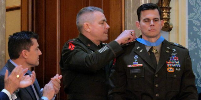 Trump comparte detalles del ataque a Venezuela mientras otorga la Medalla de Honor al piloto

 | Military & Defense,army,medal-of-honor,donald-trump,venezuela,aircraft,warfare-big-bet