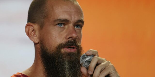 El CEO Jack Dorsey advierte sobre el impacto de la IA a medida que Block recorta el 40% de la fuerza laboral

 | Tech,AI,Economy,ai,artificial-intelligence,layoffs,technology,limited-synd,block,jack-dorsey,beacon-industries-big-bet,changing-workplace-big-bet