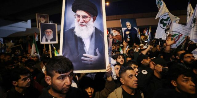 Muere el líder supremo de Irán, el ayatolá Jamenei, tras Muere el líder supremo de Irán, el ayatolá Jamenei, tras ataques de Estados Unidos e Israel
| Military & Defense,iran,ayatollah-khamenei,us-iran-conflict,defense,warfare-big-bet,breaking,breaking-news