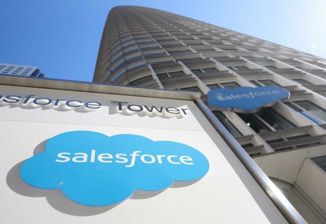 Las acciones de Salesforce caen a medida que la orientación de ganancias mixtas no logra disipar la tristeza de la IA

 | 
