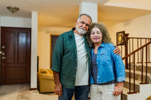 “Vivimos de la seguridad social y de las pensiones”: tengo 70 años y mi casa necesita reparaciones. ¿Debo pedir un préstamo de 50.000 dólares o vender acciones?

 | 