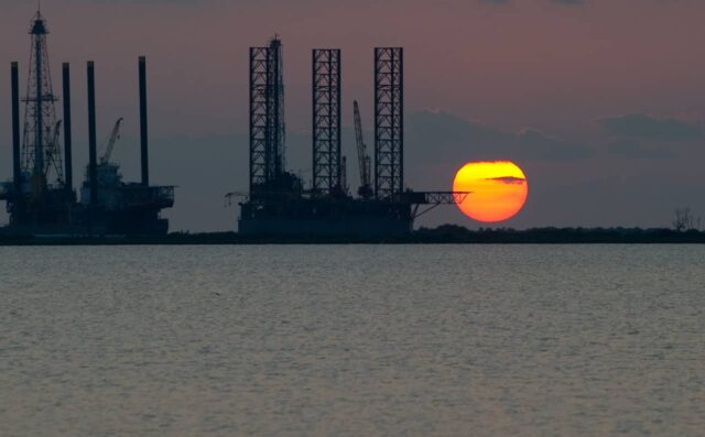 Agregar estas acciones a su 401(k) podría protegerlo contra crisis como la guerra con Irán

 | 