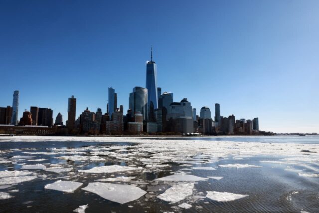 Los futuros de las acciones estadounidenses caen, junto con los precios del bitcoin y el petróleo

 | 