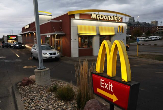 McDonald's dice que las comidas baratas hacen que los clientes regresen, mientras los resultados aumentan el inventario

 | 