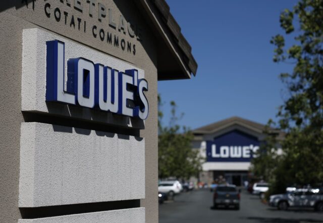 Las acciones de Lowe's caen después de que el minorista Las acciones de Lowe's caen después de que el minorista de mejoras para el hogar advirtiera sobre la "incertidumbre constante" en la categoría
|