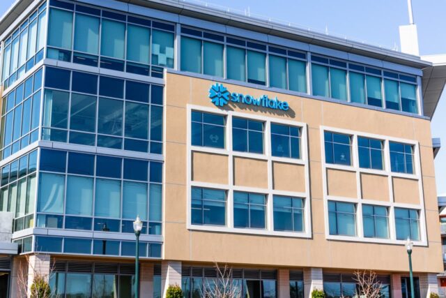 Las acciones de Snowflake caen mientras el fabricante de software ofrece perspectivas mixtas

 | 