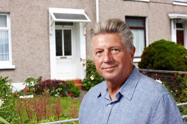 “Me gusta no tener deudas”: tengo cincuenta años y estoy comprando una casa. ¿Debo obtener una hipoteca de $400,000 o usar mi Roth IRA?

 | 