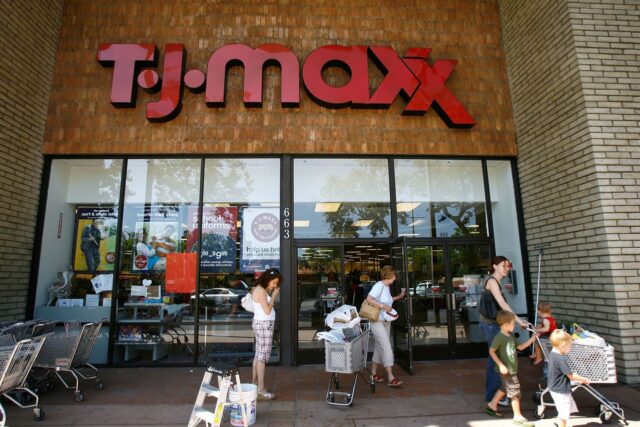 Las ganancias de los padres de TJ Maxx muestran que Las ganancias de los padres de TJ Maxx muestran que la ropa y los artículos para el hogar con descuento aún tienen una gran demanda
|