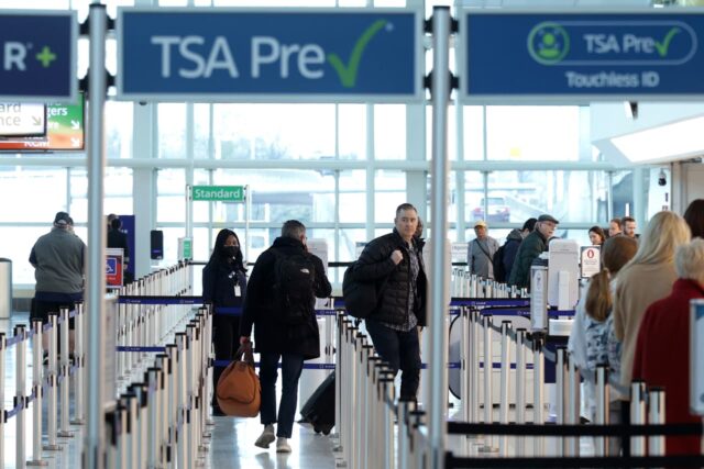 Espere más vuelos retrasados ​​ya que los trabajadores de la TSA perderán sus cheques de pago a medida que se prolongue el cierre parcial.

 | 