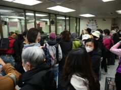 El oro ha bajado casi 1.000 dólares desde su máximo, mientras que la plata lucha tras una caída récord del 31%.
| El oro ha bajado casi 1.000 dólares desde su máximo, mientras que la plata lucha tras una caída récord del 31%.
|