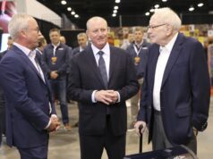 El nuevo director ejecutivo de Berkshire Hathaway todavía habla con Warren Buffett casi todos los días
| El nuevo director ejecutivo de Berkshire Hathaway todavía habla con Warren Buffett casi todos los días
|