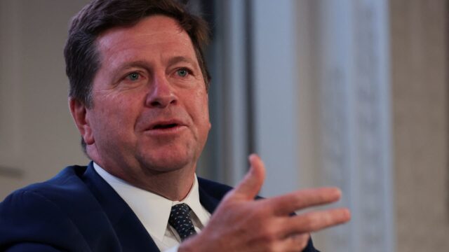 El ex presidente de la SEC, Jay Clayton, dijo que los reguladores revisarían las operaciones antes de la publicación de Trump.

 | 