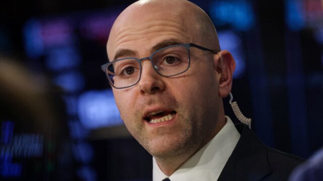 El gobernador de la Fed, Miran, sigue apoyando los recortes y dice que las tasas de interés podrían ser aproximadamente un punto más bajas este año.

 | 