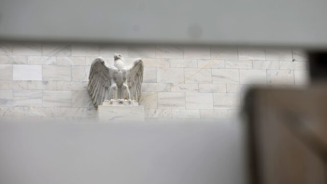 La Fed todavía espera recortar las tasas una vez este año a pesar del aumento de los precios del petróleo

 | 