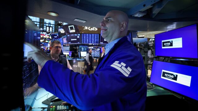 El volumen de acciones y futuros de petróleo aumentó minutos antes del discurso de mercado de Trump

 | 