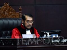 El juez del Tribunal Constitucional Anwar Usman se despide y se disculpa en la última sesión
| El juez del Tribunal Constitucional Anwar Usman se despide y se disculpa en la última sesión
|