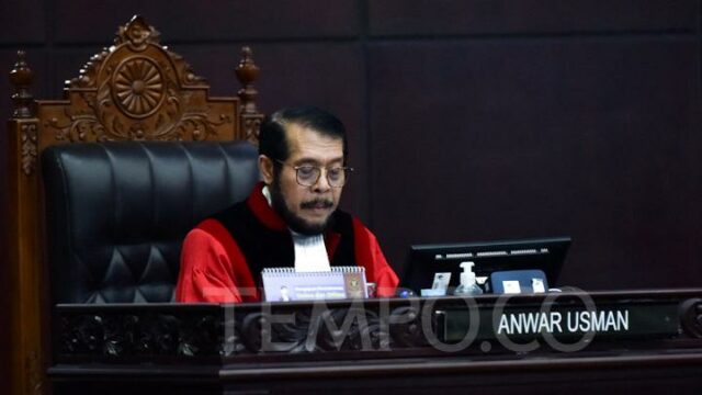 El juez del Tribunal Constitucional Anwar Usman se despide y El juez del Tribunal Constitucional Anwar Usman se despide y se disculpa en la última sesión
|