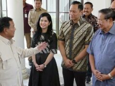 SBY y su familia visitan Prabowo en el palacio durante el Eid
| SBY y su familia visitan Prabowo en el palacio durante el Eid
|