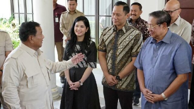SBY y su familia visitan Prabowo en el palacio durante el Eid

 | 